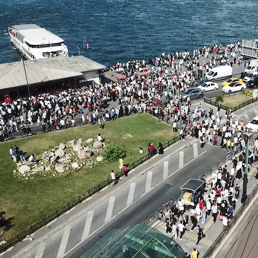 Kurban Bayramının son gününde Eminönü iğne atsan yere düşmez dedirtti