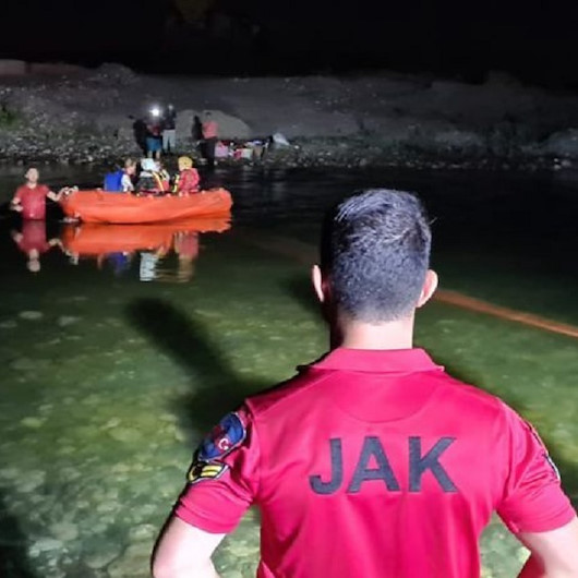 Nehrin su seviyesi yükselince piknik yapan 21 kişi mahsur kaldı