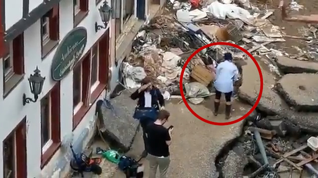 Almanya'daki sel felaketinde kendini çamura bulayan muhabir kovuldu