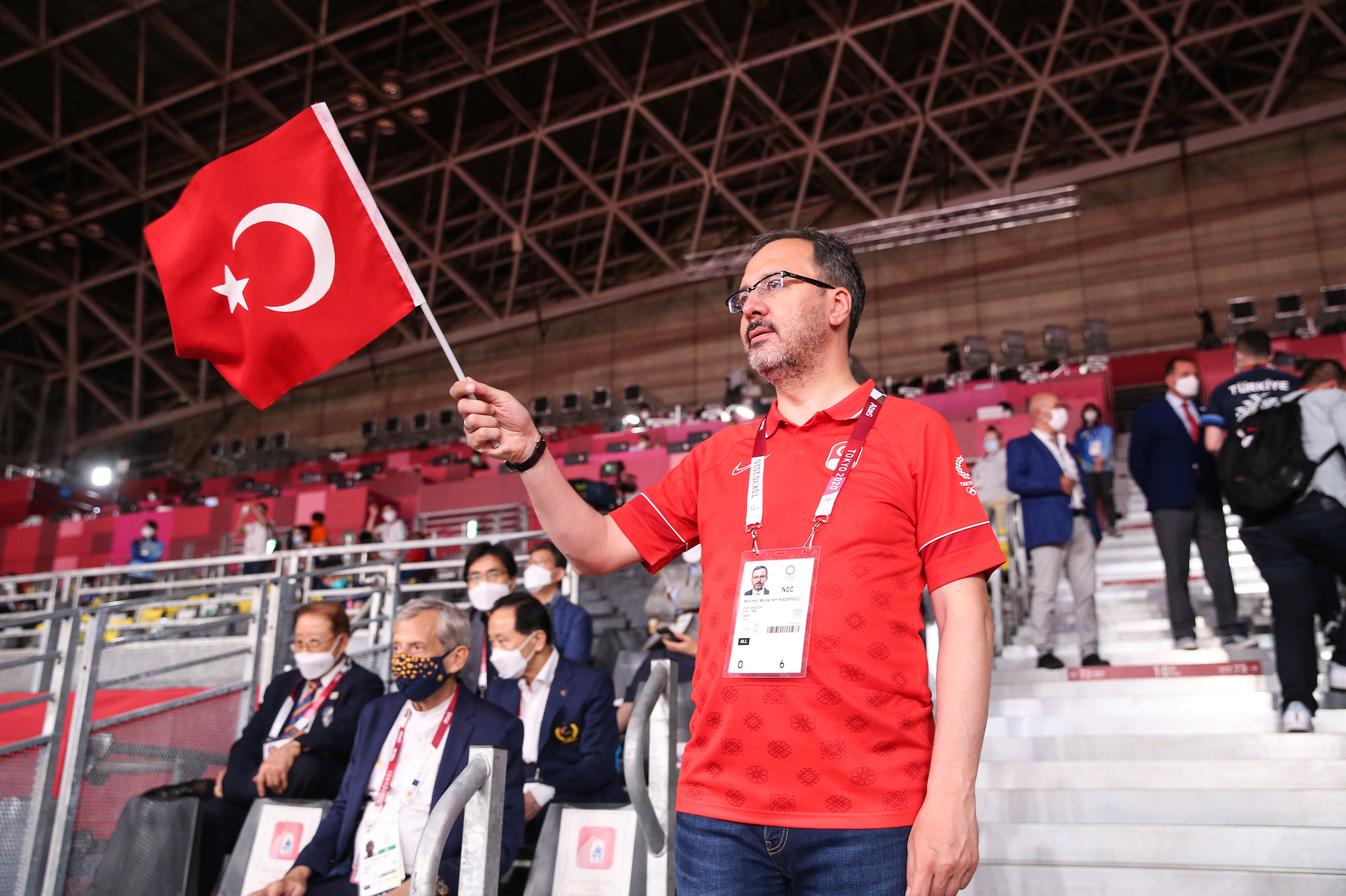 Bakan Kasapoğlu milli sporcuya tribünden destek verdi.