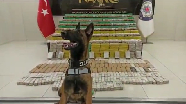 Aramada aracın bagajına konulan 265 kilo 100 gram eroin ile geçirildi. 