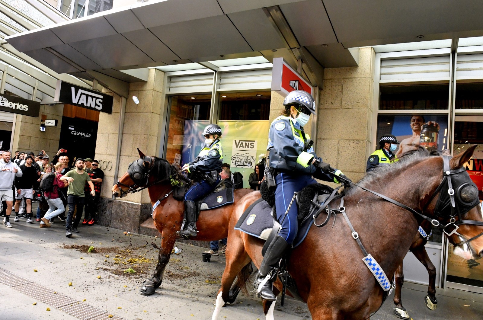 Protestocular arasında gezen atlı polisler ise dikkat çekti.