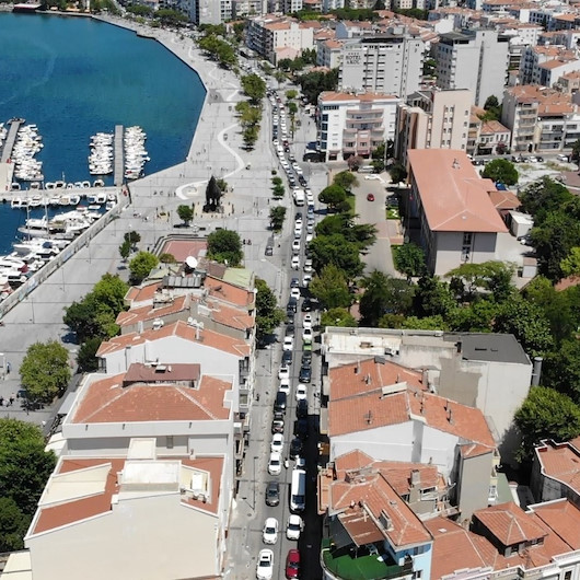 Tatilcilerin dönüş yolculuğunda üçüncü gün: Feribotta bir kilometrelik araç kuyruğu oluştu