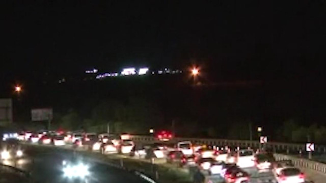 Bayram tatilinden dönen vatandaşlar trafikte kilometrelerce kuyruk oluşturdu