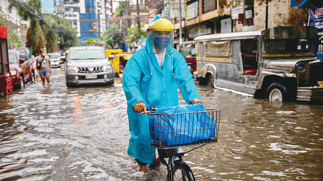 lmanya ve Çin’den  sonra aşırı yağışlar  Hindistan’ı da vurdu.  Yaşanan toprak  kaymaları sonucu 100  kişi hayatını kaybetti. 