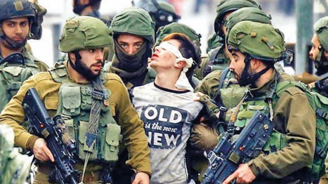 İşgalci İsrail kuvvetleri tarafından gözaltına alınan Filistinli genç (Fotoğraf: Arşiv)