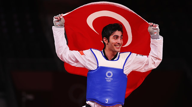 Hakan Reçber Türk bayrağıyla zafer turu attı.