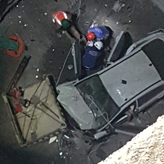 İzmirde feci kaza: Otomobil 25 metre yüksekliğindeki metro inşaatına düştü