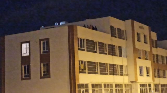3'üncü kattaki eve ulaşmak için havalandırma boşluğuna giren Mehmet Demirezen, bulunduğu yere sıkıştı.