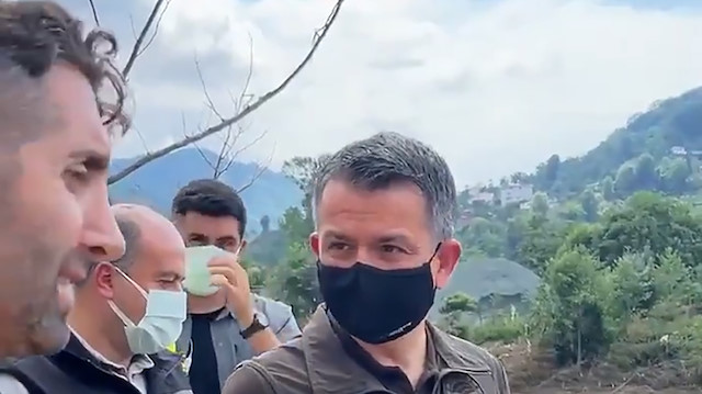 Bakan Pakdemirli Artvin'deki sel sularını tahliye eden DSİ operatörünü tebrik etti