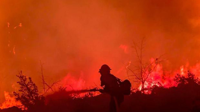 Kaliforniya’da orman yangını evleri küle çevirdi.