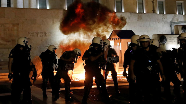 Atina’da aşı zorunluluğuna karşı düzenlenen protesto çatışmaya dönüştü.