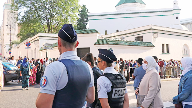 Fransa'da İslam karşıtı yasa uygulanmaya başladı.