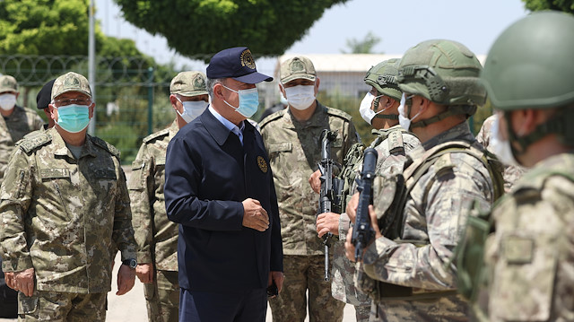 Milli Savunma Bakanı Akar, beraberindeki komutanlarla sınır hattında.
