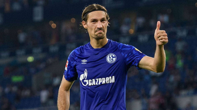 Schalke 04 formasıyla çıktığı 133 maçta 6 asist kaydetti.