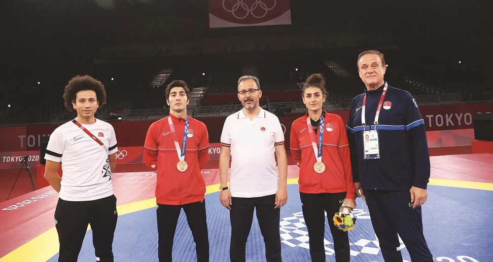 Hatice Kübra İlgün ve Hakan Reçber’in madalya müsabakalarını izleyen Gençlik ve Spor Bakanı Dr. Mehmet Muharrem Kasapoğlu, milli tekvandocularımız ve antrenörlerini başarılarından dolayı tebrik etti.