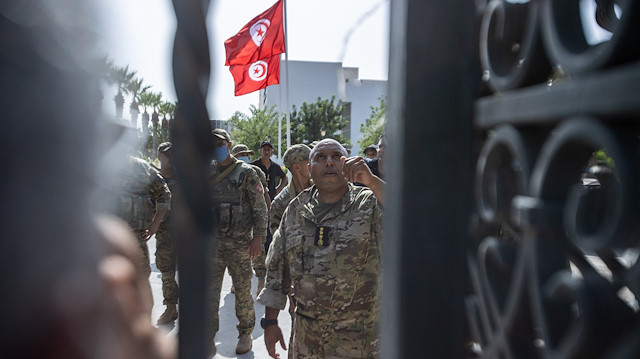 Tunus emniyet güçleri Meclis önünde toplanan darbe karşıtları ve destekçilerine müdahalede bulundu.