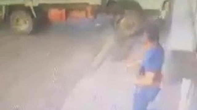 Adana'da kaldırımda yürüyen vatandaş ezilmekten böyle kurtuldu