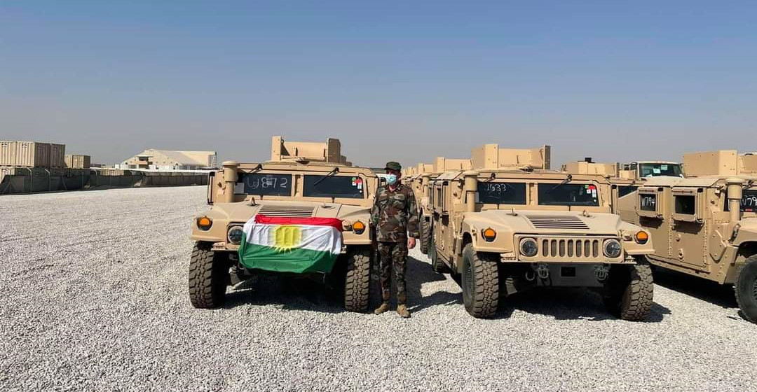 Araçlar arasında Humvee türü zırhlılar da var.