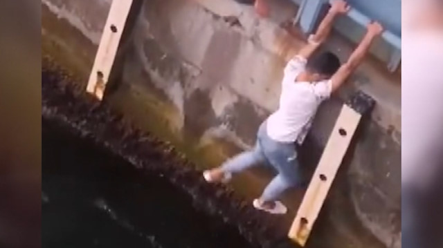 Haliç'e denize düşen yavru kediyi ayaklarıyla kurtardı