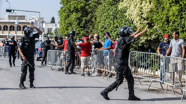 Tunus emniyet güçleri Meclis önünde toplanan darbe karşıtlarına müdahalede bulundu
