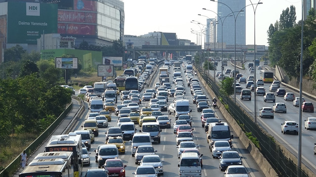 Vatandaşların tekrar yollara düştüğü İstanbul’un ana arterlerinde trafik yoğunluğu görüldü.