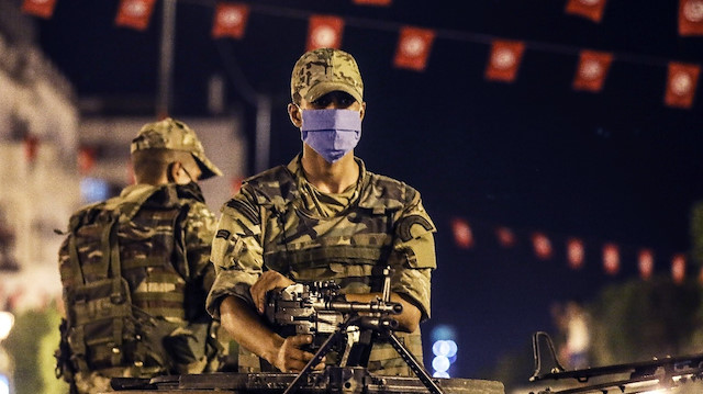 Tunus'ta darbe karşıtlarına müdahale eden askeri kuvvetler.