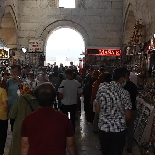 Yaz tatili için memleketlerine gelen Sivaslılar esnafın yüzünü güldürdü