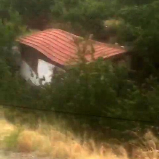 Amasya’da sel bir evi böyle yıktı