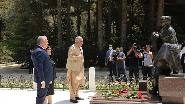 رئيس البرلمان التركي يزور مقبرة الشهداء في باكو