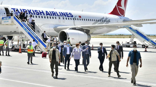 Meral Akşener, tarifeli uçakta poz verdi.