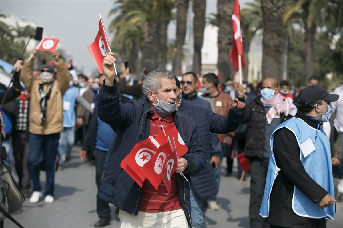 Tunus'ta Nahda Hareketinin çağrısına karşılık veren binlerce kişi başkentte, ülkedeki siyasi krizin sona ermesi talebiyle yürüyüş düzenlemişti.