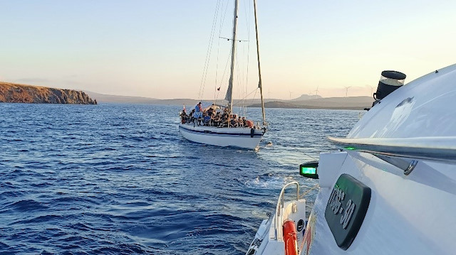 Türk kara sularına geri itilen ve tekne içerisinde mahsur kalan 388 sığınmacı kurtarıldı.