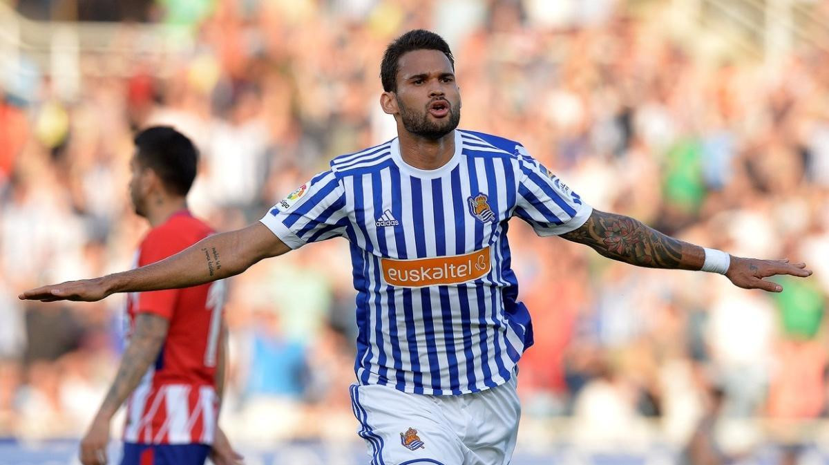 Real Sociedad formasıyla 170 maça çıktı ve 62 gol atma başarısı gösterdi.
