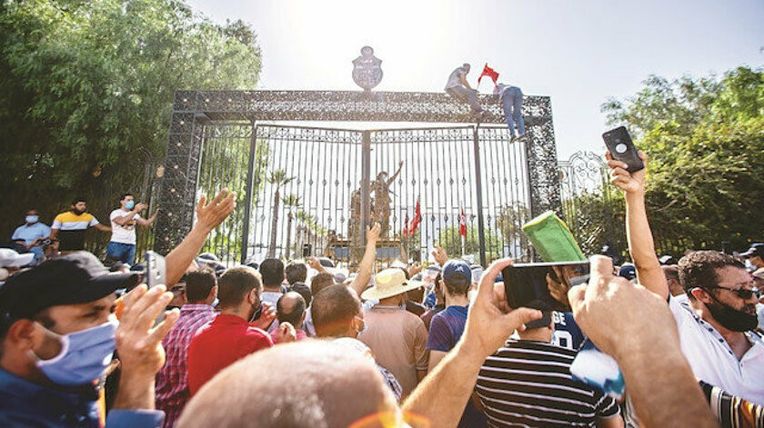 Gannuşi’nin çağrısının ardından meclis önünde ve Nahda’nın genel merkezinde toplanan on binlerce Tunuslu, darbecileri protesto etti.