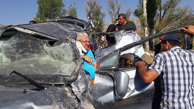 Hurdaya dönen otomobildeki Şentürk ailesinin 4 ferdi yaralandı