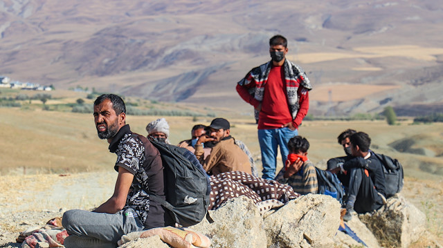 Kimi zaman araçlarla kimi zaman da kilometrelerce yürüyerek önce İran'a, oradan da yasa dışı yollarla Türkiye'ye giriş yapan Afganistan, Pakistan ve Bangladeş uyruklu düzensiz göçmenler, yol güzergahında akıllı telefonlardaki uygulamalar aracılığıyla birbirleriyle haberleşiyor.