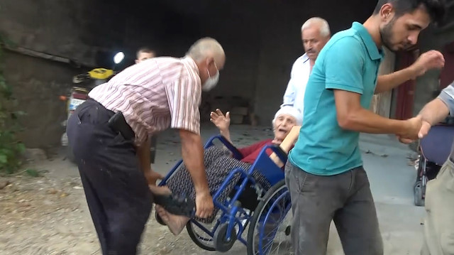 Manavgat'taki yangında yaşlı çift ve torunları vatandaşlar tarafından kurtarıldı