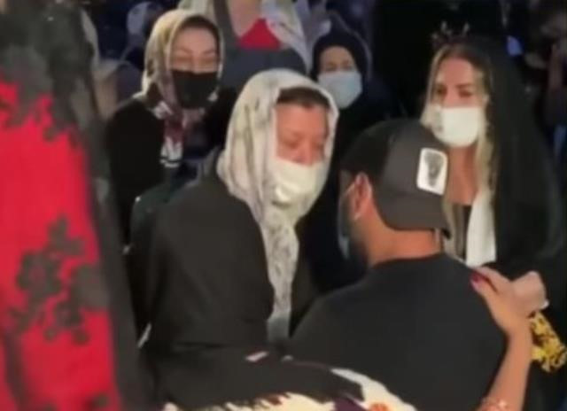 Alişan, annesi Suzan Tektaş'ı ağlarken görünce diz çöküp kendisi de ağlamaya başladı