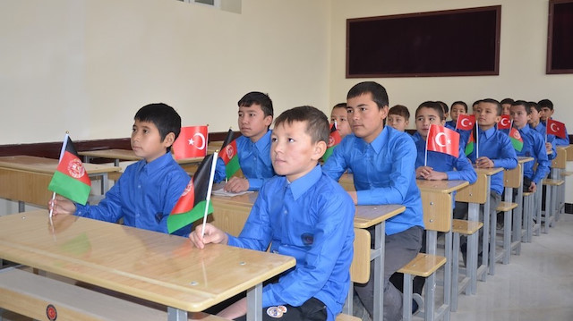 "تيكا" التركية تدعم مدارس أفغانية بمستلزمات مكتبية 