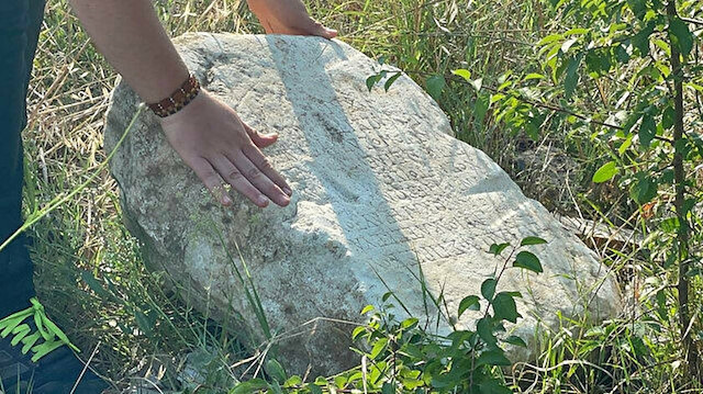 Tarlada kitabeyi bulan Oğuz Taflan, “Çok şaşırdım. Tarihi eser olduğunu anladım. Üzerinde yabancı isimler yazıyordu. Yetkililere haber verdim” demişti.