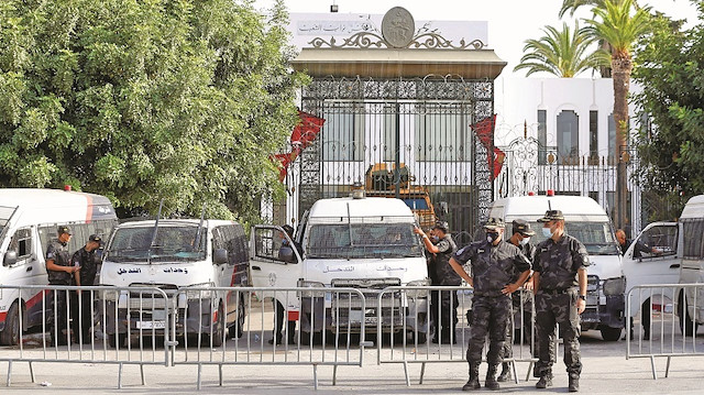 Tunus’ta bu kez yargı darbesi