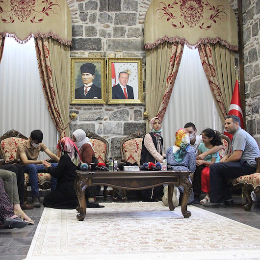 Annelerin zaferi: Diyarbakırda oturma eylemi yapan 3 aile daha evlatlarına kavuştu