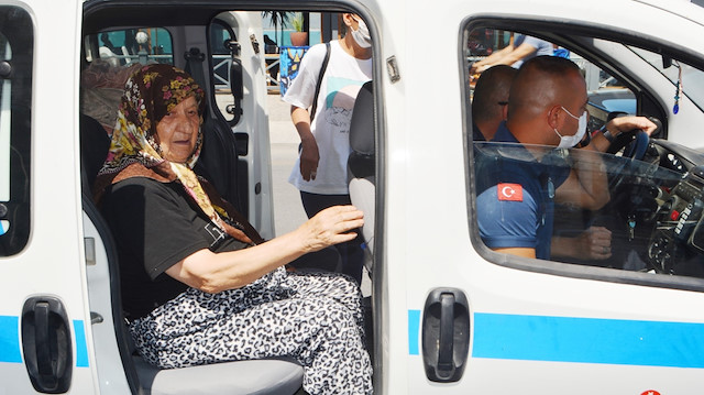Zabıta ekipleri, yaşlı kadını araçlarıyla eve götürdü.