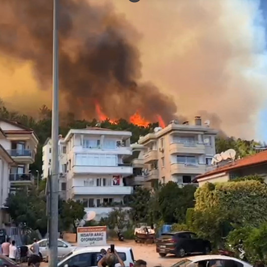 Marmariste korkutan orman yangını: Alevler yerleşim yerine 100 metre kadar yaklaştı