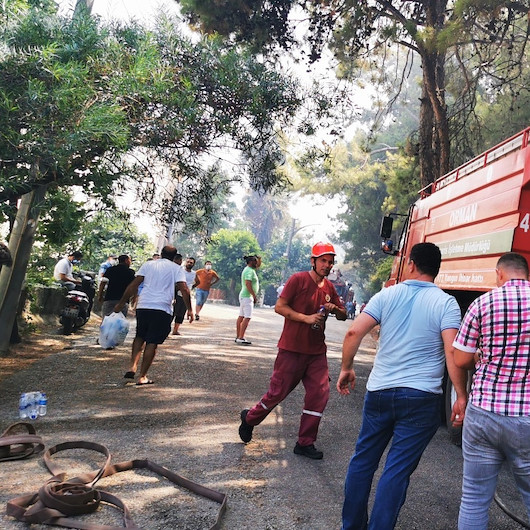 Marmariste vatandaşlar da yangınla mücadeleye katıldı: Kovayı damacanayı kapan yardıma koştu