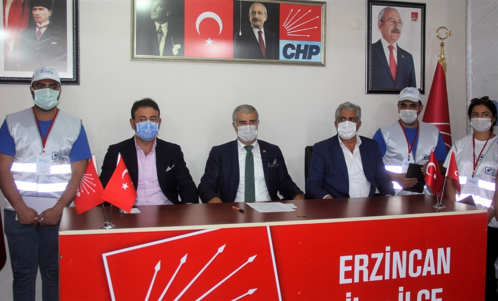 Beşiktaş Belediye Başkanı Rıza Akpolat, CHP Erzincan İl Başkanlığında İl Başkanı Ayhan Doğan ve partililerin katılımıyla basın toplantısı düzenledi. 