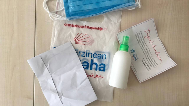 Gazetecilere hediye diye verilen çantanın içerisinden maske, dezenfektan, Kemal Kılıçdaroğlu’nun mesajı ve zarf içerisine konulmuş 500 TL çıktı. 