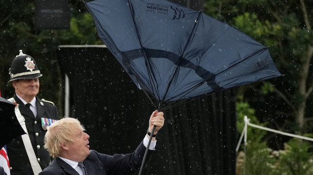 ​Boris Johson'un şemsiye ile zor anları güldürdü.