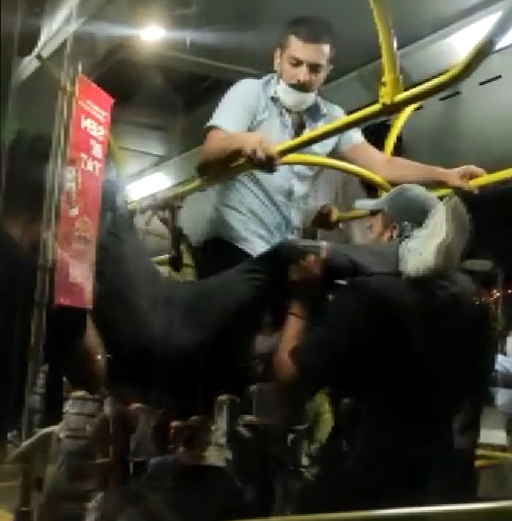 Kavgada tekmeler havada uçuştu.